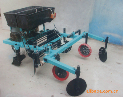 临沭县四宝农具装备厂花生播种覆膜机 高效农业的得力助手